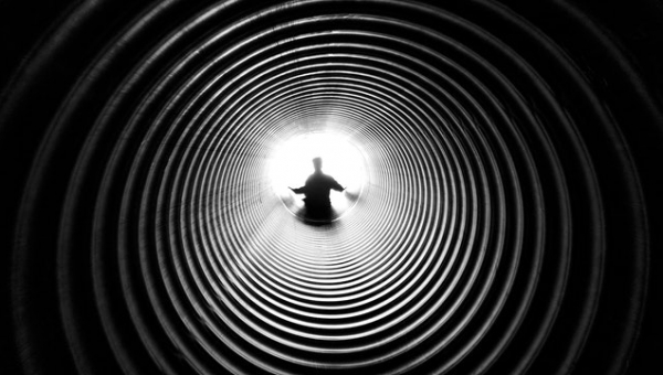 άνθρωπος στο τέλος ενός τούνελ με λευκό φως